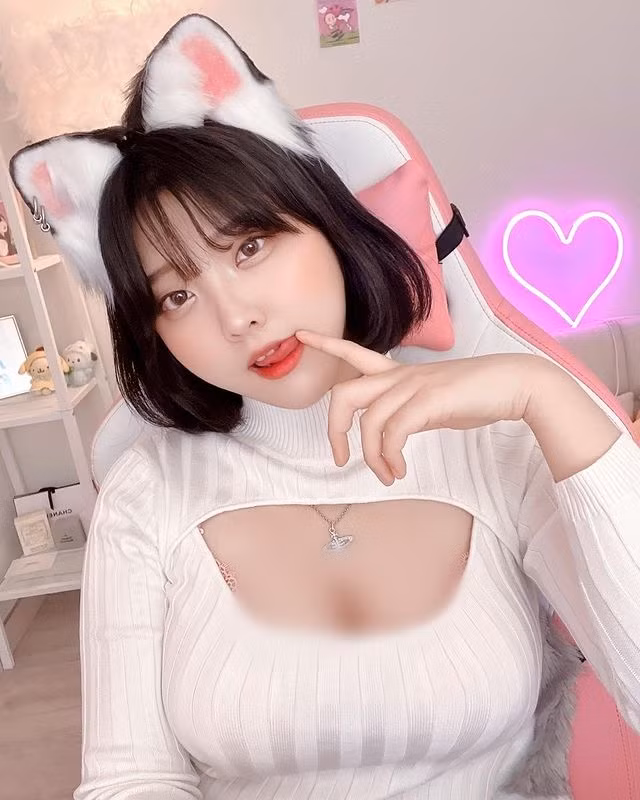 Theo cô nàng, vẻ đẹp tự nhiên vẫn là vẻ đẹp tuyệt vời nhất và Hana Song tự hào rằng cô nàng đẹp tự nhiên, không can thiệp dao kéo vào bất cứ bộ phận nào trên cơ thể.