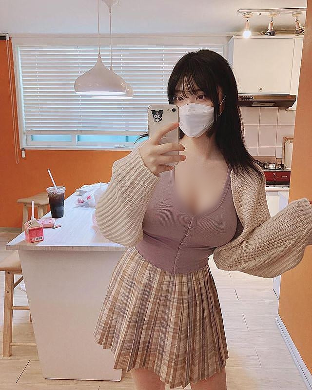 Ý thức được vẻ đẹp hình thể, Hana Song cũng thường xuyên sử dụng những trang phục giúp cô nàng tôn được tối đa dáng vóc của mình.