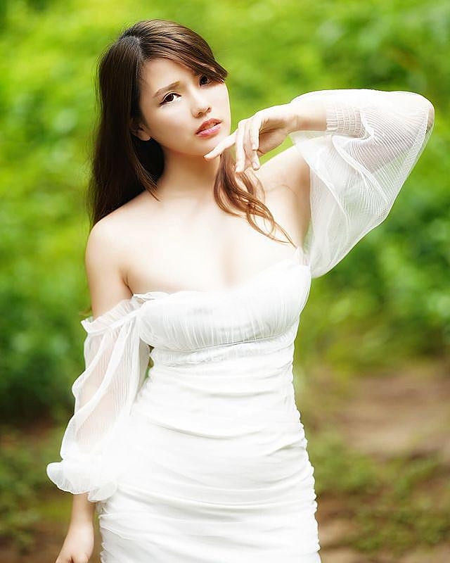 Tuy vậy, Trương Lộng không cho là như vậy, cô nàng từng chia sẻ rằng, bản thân cô không chỉ là một hot girl mạng, cô còn làm mẫu ảnh, làm kênh Youtube.