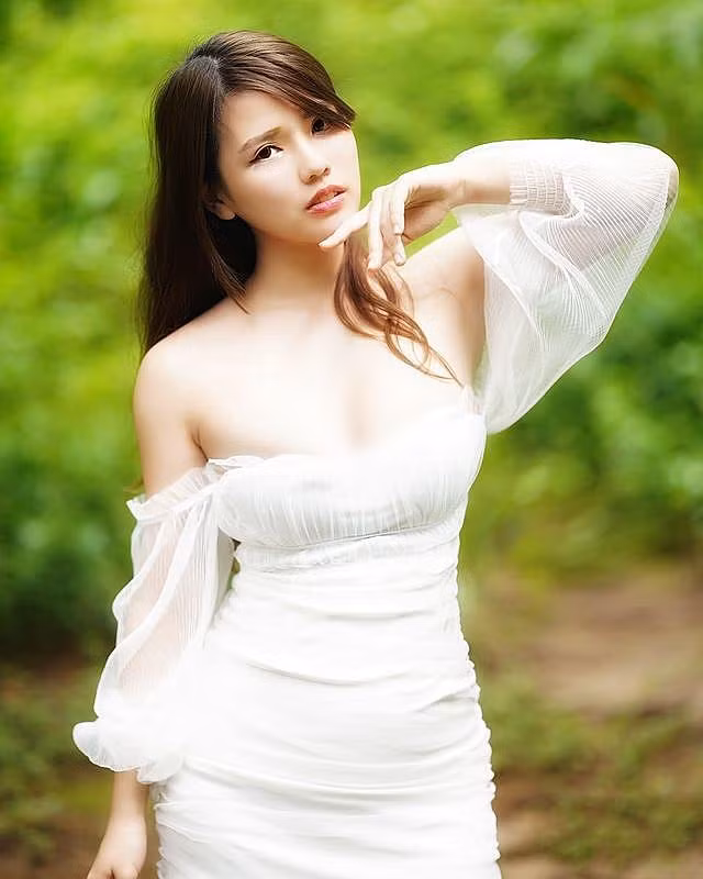 Tuy vậy, Trương Lộng không cho là như vậy, cô nàng từng chia sẻ rằng, bản thân cô không chỉ là một hot girl mạng, cô còn làm mẫu ảnh, làm kênh Youtube.