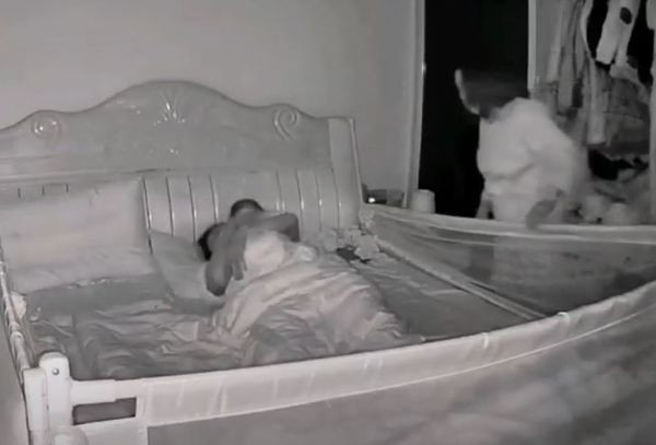 Dem do con khoc, con dau phat dien vi me chong lam viec nay