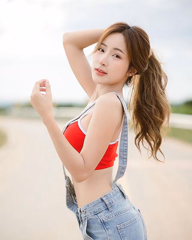 Ý thức được hướng phát triển của mình là đúng đắn, Thanyarat Charoenpornkittada cũng cực kỳ chiều fan. Cô nàng thường xuyên giao lưu và "chiêu đãi" fan bằng những bức ảnh cực kỳ xinh đẹp, nuột nà của mình.