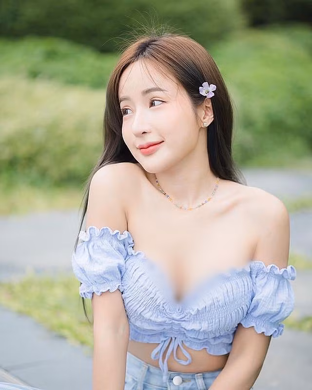 Phong cách thời trang trẻ trung, gợi cảm của hot girl Thanyarat Charoenpornkittada cũng được rất nhiều cô gái trẻ học hỏi theo.