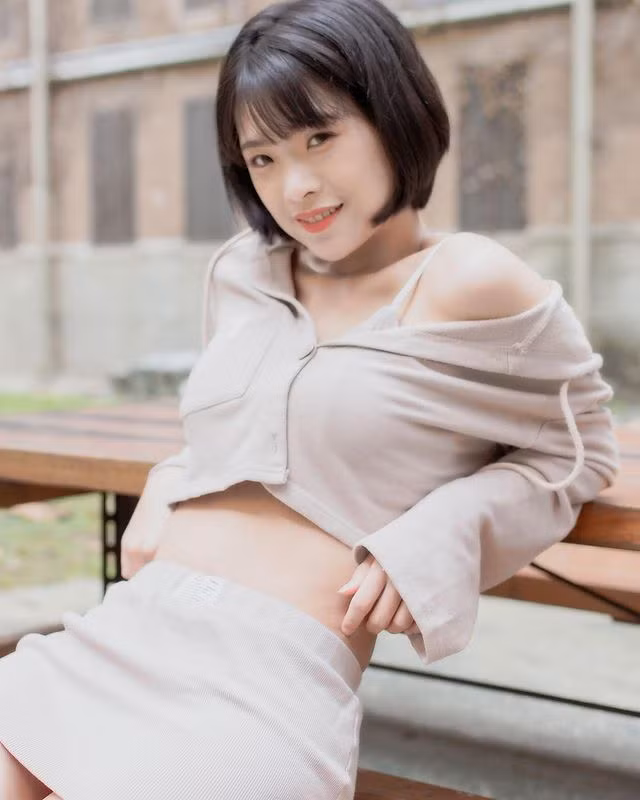 Mặc dù đã cẩn thận mặc quần tất nhưng vì chiếc quần short quá ngắn, hot girl này vẫn để lộ vùng nhạy cảm vòng ba của mình.