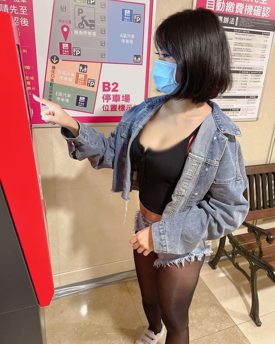 Những ngày gần đây, hình ảnh một hot girl xinh đẹp, nóng bỏng diện mốt quần siêu ngắn đi mua sắm tại trung tâm thương mại gây xôn xao cộng đồng mạng, thu hút đông đảo sự chú ý.