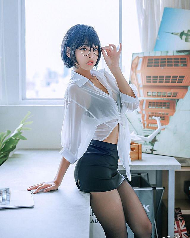 Rất nhanh sau đó, danh tính của hot girl này cũng được tìm ra, đó là Lộ Lộ Mễ, một trong những hot girl gợi cảm mới nổi người Trung Quốc.