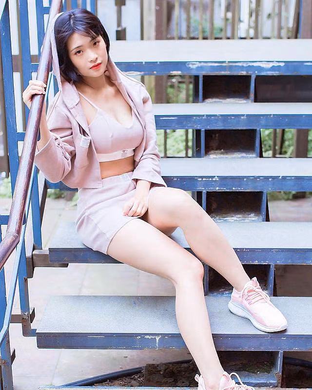 Thêm vào đó, tỉ lệ cơ thể của hot girl này cũng rất cân đối, vì vậy chỉ cần phối đồ hợp lý, trông cô nàng rất cao ráo.