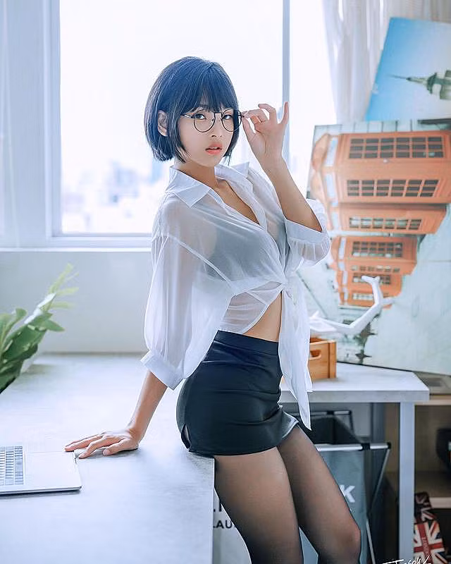 Rất nhanh sau đó, danh tính của hot girl này cũng được tìm ra, đó là Lộ Lộ Mễ, một trong những hot girl gợi cảm mới nổi người Trung Quốc.