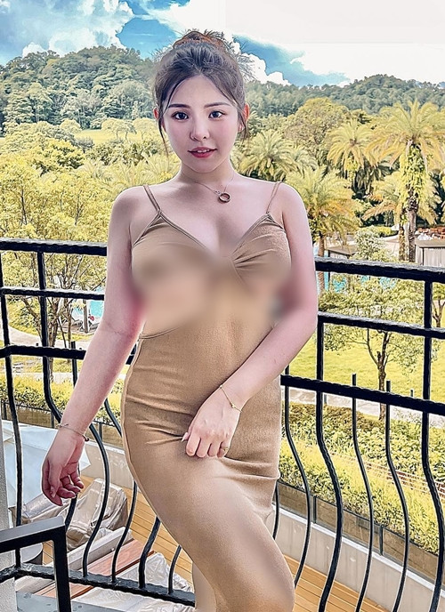 Với vòng một cup E đầy đặn, vòng eo thon gọn và vòng ba khủng, Cynthia có thể thoải mái diện những chiếc váy body ôm sát, khoe trọn dáng vẻ gợi cảm của mình.