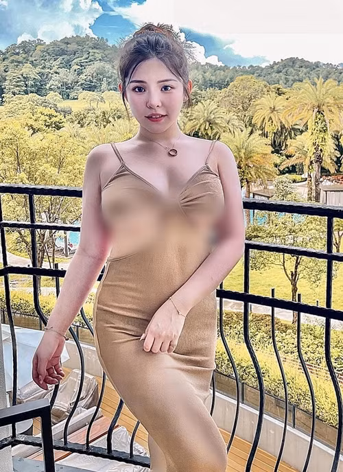 Với vòng một cup E đầy đặn, vòng eo thon gọn và vòng ba khủng, Cynthia có thể thoải mái diện những chiếc váy body ôm sát, khoe trọn dáng vẻ gợi cảm của mình.