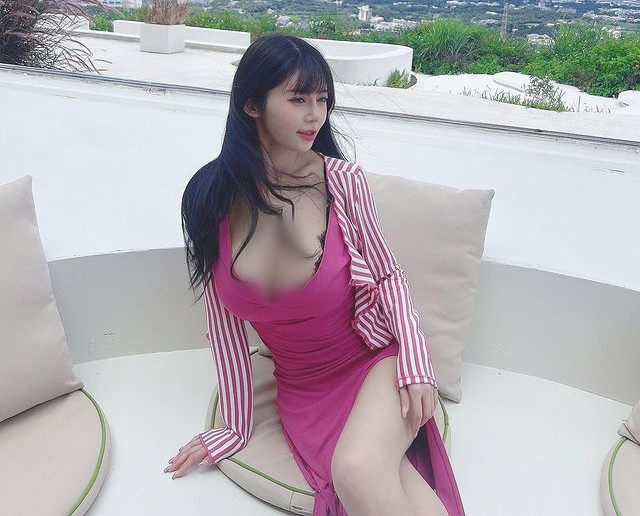 Ngoài các bộ đồ mỏng, ngắn, bó sát, xẻ sâu, Vicky còn hay diện những thiết kế hở chân ngực, xẻ tà cao vút.