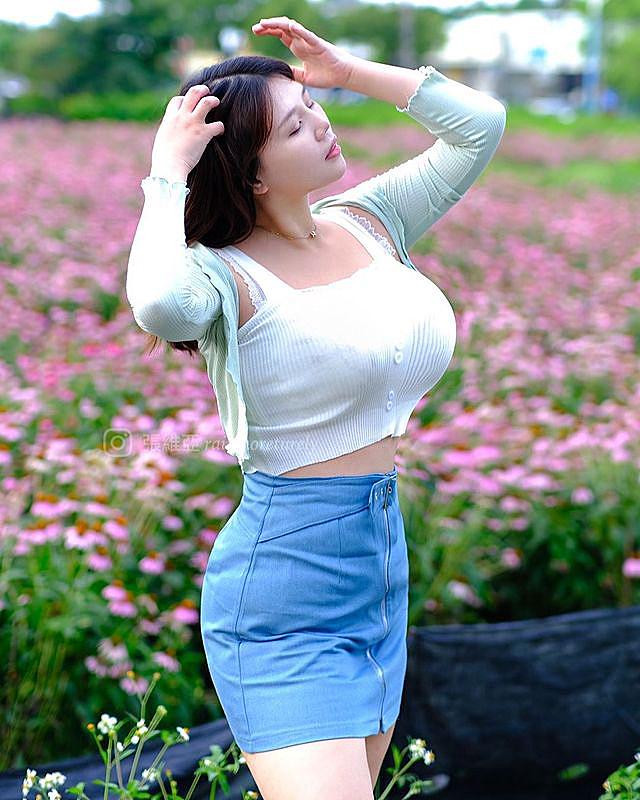 Sở hữu gương mặt xinh đẹp và dáng vóc đồng hồ cát cực kỳ thu hút, dù diện trang phục nào, Tiểu Á cũng có thể gây ấn tượng với mọi người.