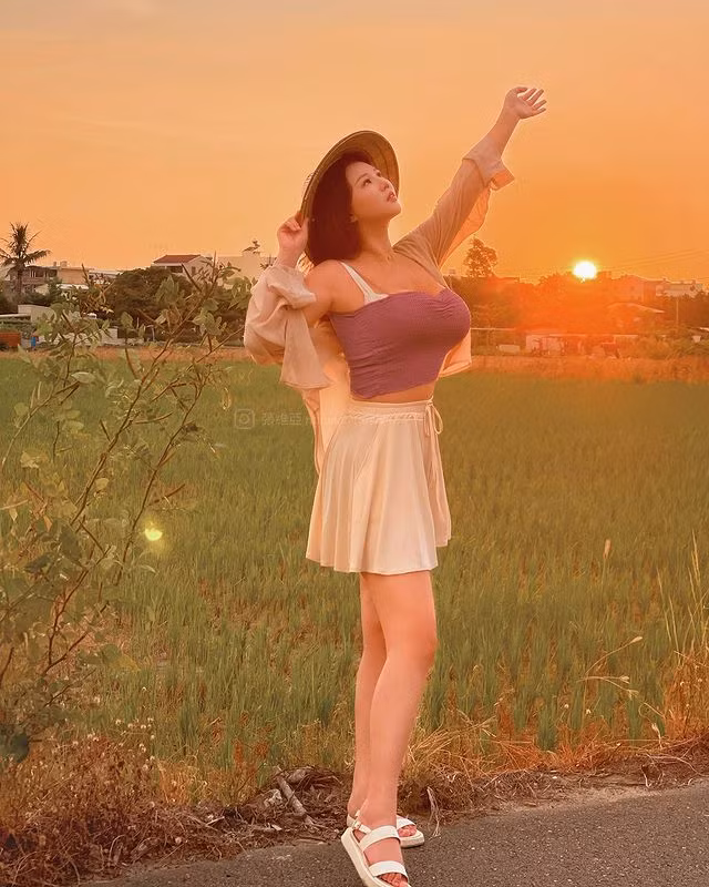 Đối với những nghi ngờ về việc Tiểu Á không phẫu thuật thẩm mỹ nhưng có chỉnh sửa ảnh, cô nàng cho biết, mọi người có thể tự tìm hiểu qua những video mà cô nàng đăng tải.