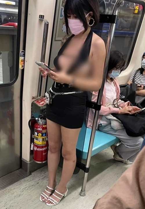 Trước lần này, Trương Hi Hi cũng từng xuất hiện trên tàu điện ngầm với những trang phục hở bạo, gây nhức mắt cho người nhìn.