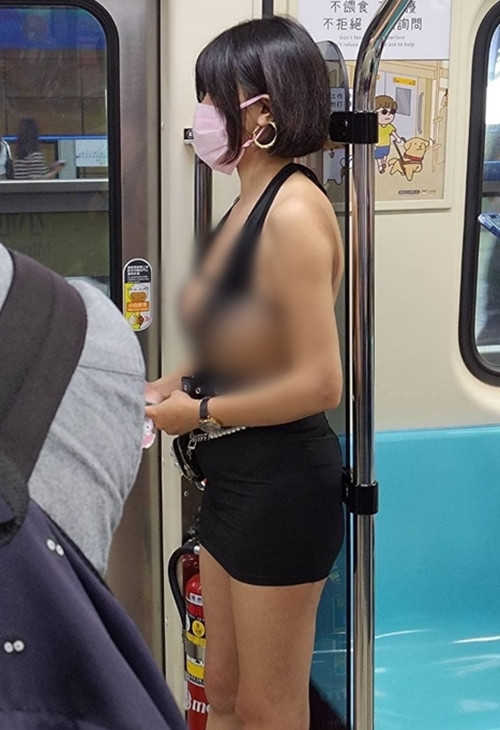 Đó là Trương Hi Hi, một hot girl nổi tiếng sở hữu khuôn mặt xinh đẹp như búp bê và thân hình nóng bỏng.