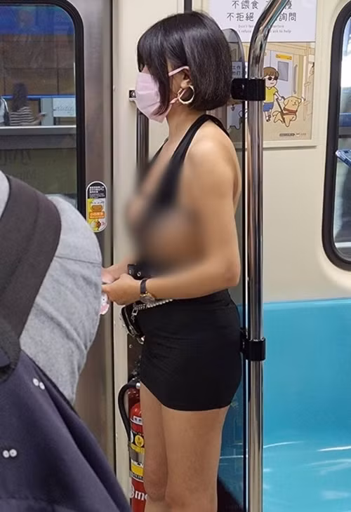 Đó là Trương Hi Hi, một hot girl nổi tiếng sở hữu khuôn mặt xinh đẹp như búp bê và thân hình nóng bỏng.