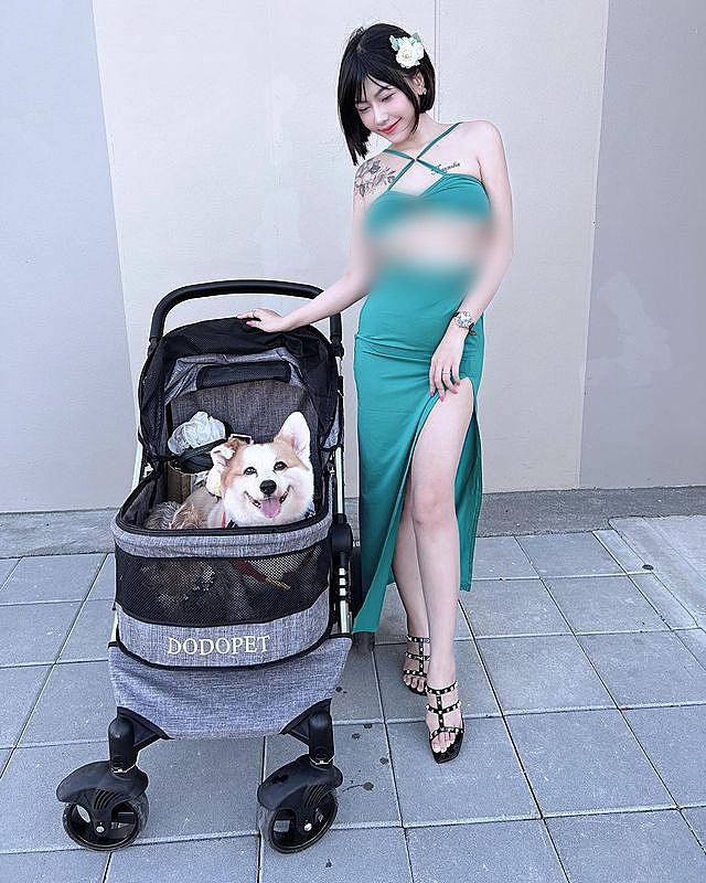 Đáng nói, diện những bộ đồ khiến nhiều người nhìn vào phải ngượng đỏ mặt nhưng hot girl Trương Hi Hi vô cùng tự tin.