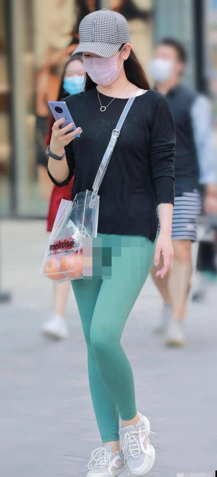 Tuy nhiên, đồ tập vốn chỉ để tập, được thiết kế bó sát để người mặc dễ dàng hoạt động, luyện tập thể dục thể thao.