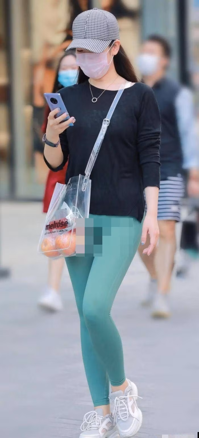 Tuy nhiên, đồ tập vốn chỉ để tập, được thiết kế bó sát để người mặc dễ dàng hoạt động, luyện tập thể dục thể thao.