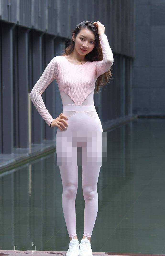 Thế nhưng, không rõ vô tình hay cố ý nhiều cô gái trẻ vẫn thản nhiên diện đồ tập xuống phố, khoe dáng, khoe đường cong cơ thể.