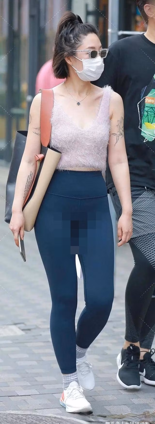 Vì những set đồ này khiến họ lộ điểm nhạy cảm, trở nên hớ hênh.