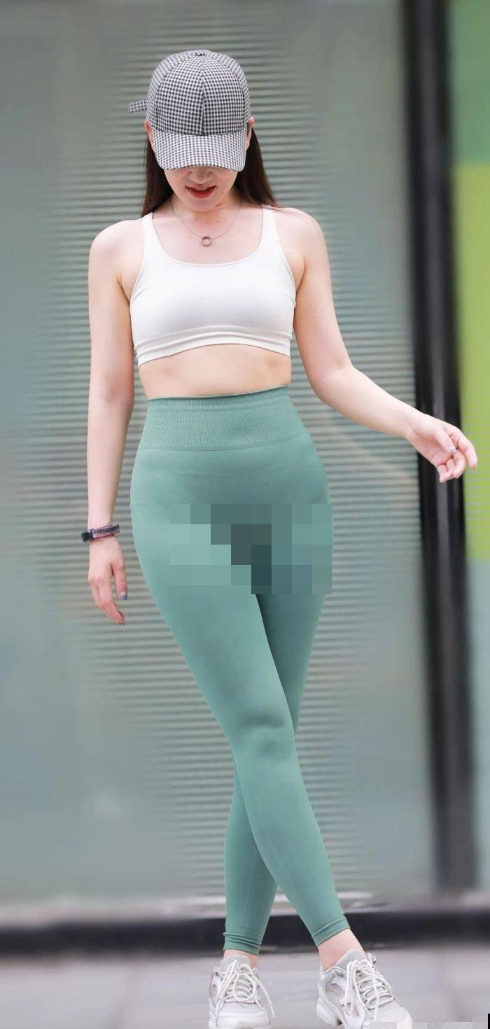 Nếu như trước đây, đồ tập thường giới hạn trong phòng kín, dành cho các không gian luyện tập thể thao thì nay chị em lại tranh thủ diện nó như một thiết kế thông dụng xuống phố.