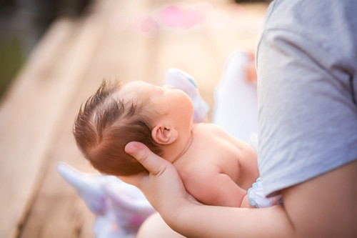Ong noi xam hai chau gai den mang thai gay rung dong