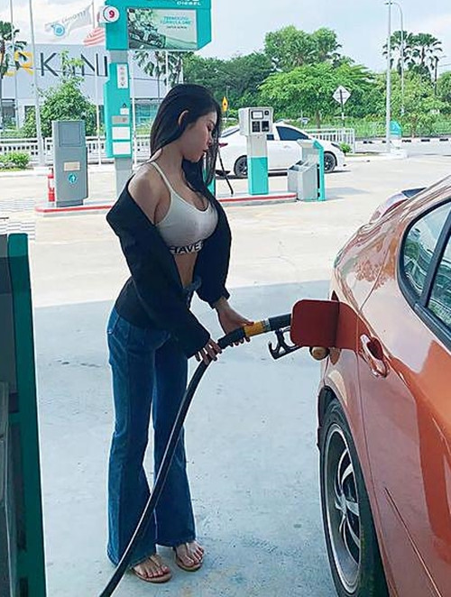 Song càng ngày, Krysstal lại càng thay đổi theo chiều hướng tiêu cực, cô nàng còn cô tình kéo áo ngoài, để lộ nội y, tạo dáng gợi cảm khi đi đổ xăng hòng gây chú ý.