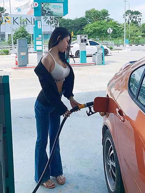 Song càng ngày, Krysstal lại càng thay đổi theo chiều hướng tiêu cực, cô nàng còn cô tình kéo áo ngoài, để lộ nội y, tạo dáng gợi cảm khi đi đổ xăng hòng gây chú ý.