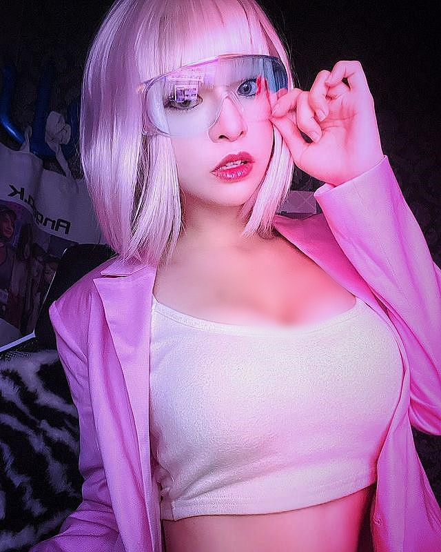 Dù chỉ sở hữu chiều cao khiêm tốn nhưng khuôn mặt xinh đẹp như búp bê và thân hình nóng bỏng, thu hút của Angela Quách lại cực kỳ mê người.