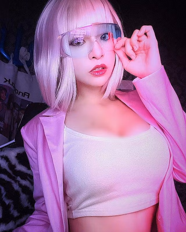 Dù chỉ sở hữu chiều cao khiêm tốn nhưng khuôn mặt xinh đẹp như búp bê và thân hình nóng bỏng, thu hút của Angela Quách lại cực kỳ mê người.