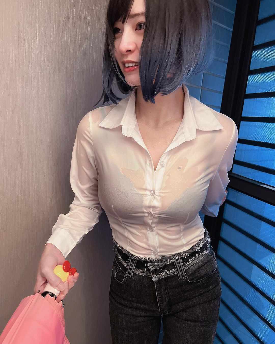 Không thể phủ nhận, Angela Quách có một gương mặt ăn ảnh và thân hình quyến rũ, nóng bỏng.