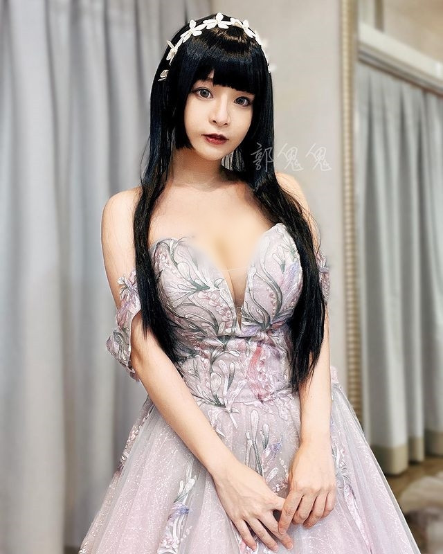 Chính vì thế, cô nàng không bị mang danh bình hoa di động, cũng hiếm người lôi năng lực, trí tuệ ra để đùa cợt với Angela Quách.