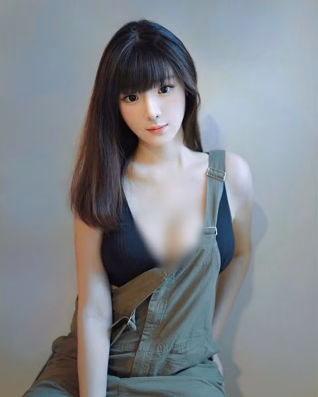 Cơ thể của cô nàng có tỷ lệ rất chuẩn, không mất cân đối như nhiều hot girl khác.