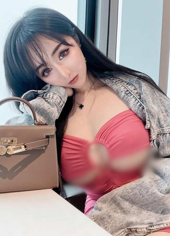 Đặc biệt, với vòng một khủng cup F của mình, Umi vô cùng tự hào, cô nàng thường xuyên diện đồ hở chân ngực, khoét sâu, cắt xẻ táo bạo để khoe dáng.