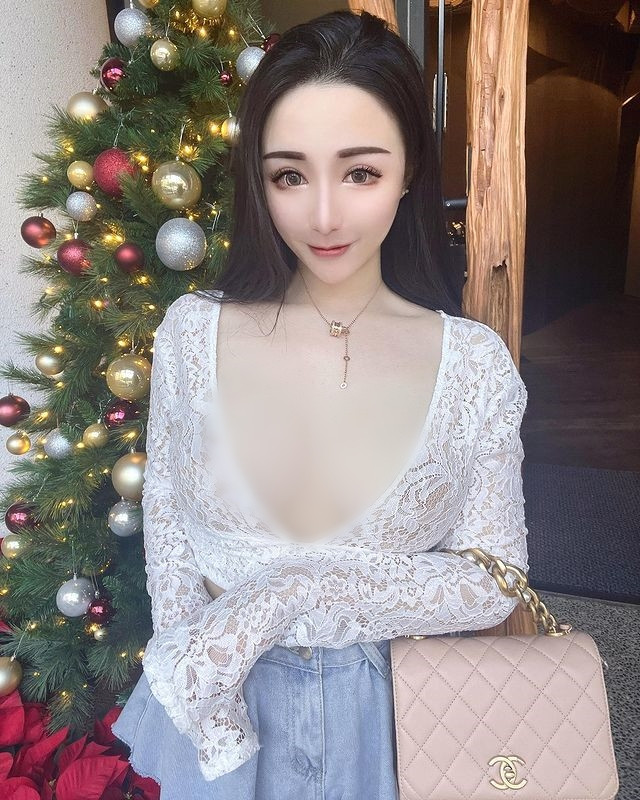 Thế nhưng, dường như chẳng bận tâm đến điều này, Umi vẫn thoải mái diện các thiết kế cực hở hang ra ngoài đường.