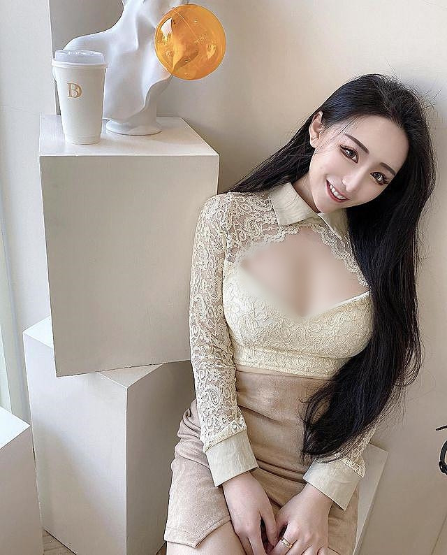 Nhận về nhiều chỉ trích vì càng ngày càng đi quá xa trong cách chọn trang phục, phối đồ song hot girl Umi vẫn rất kiên định với sở thích của mình.