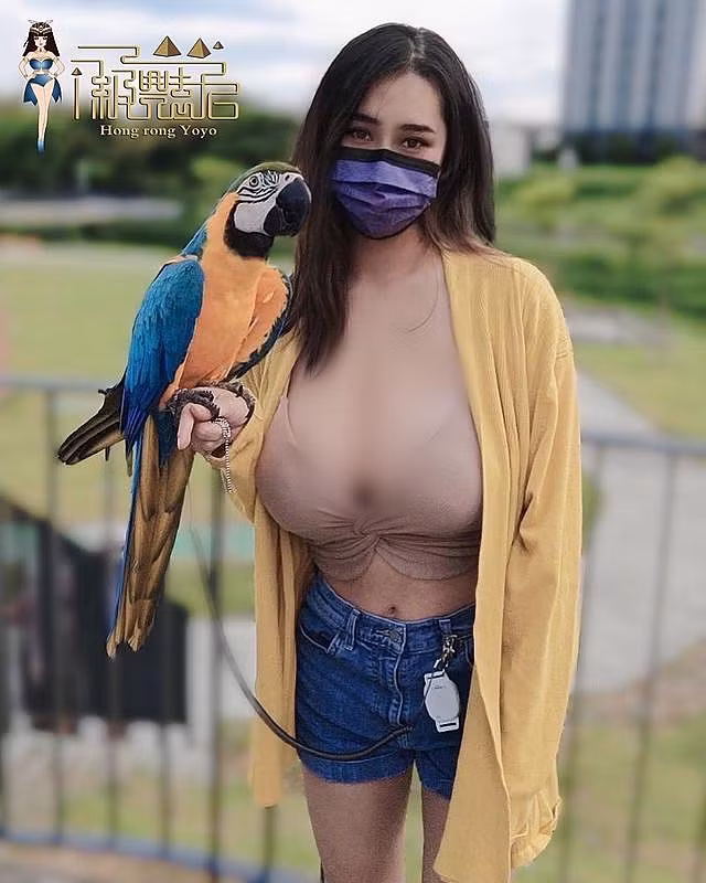 Không giống những hot girl khác đam mê thời trang, du lịch, Hồng Dung có một sở thích đặc biệt, cô nàng thích nuôi và huấn luyện các loài chim, đặc biệt là loài vẹt.