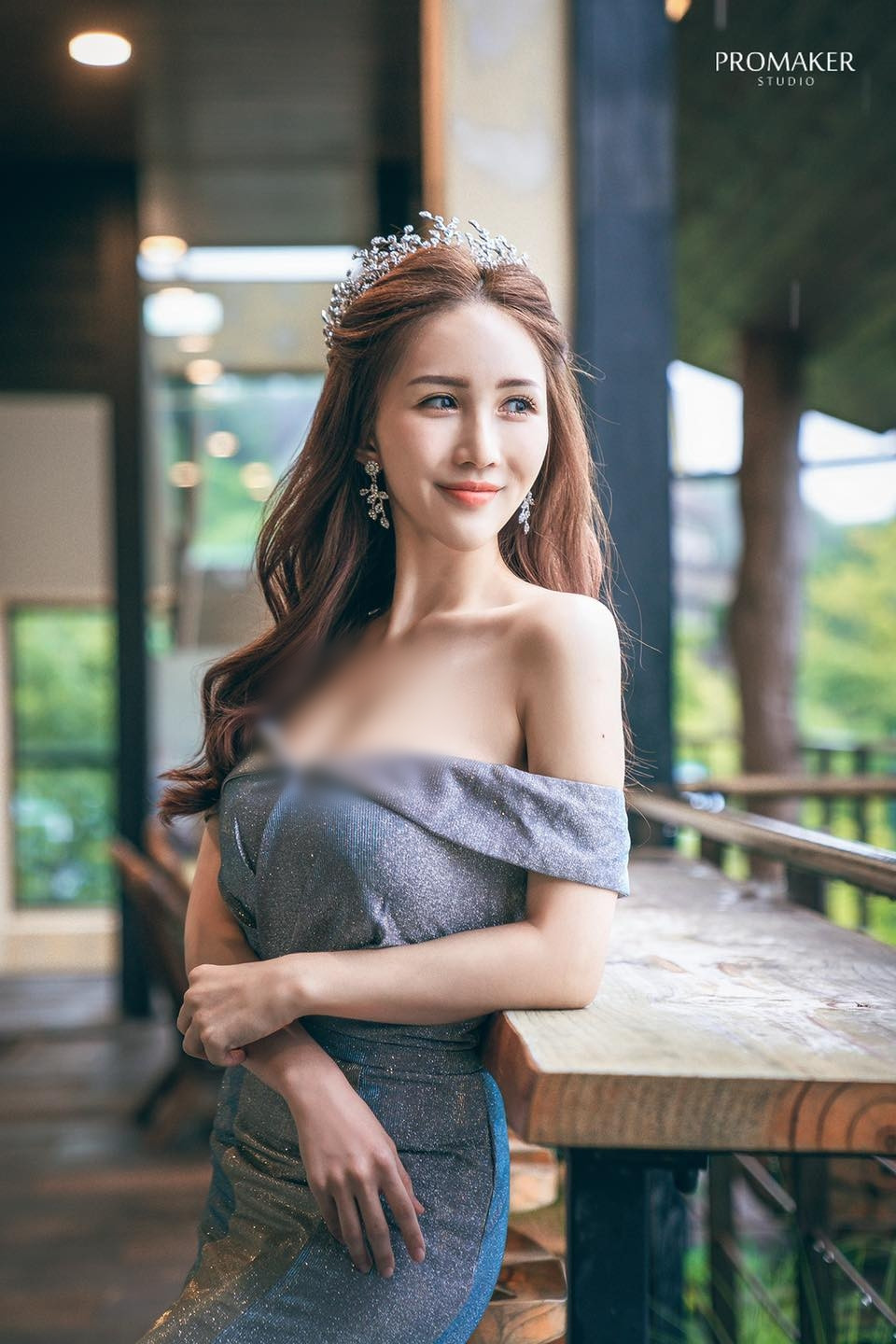 Theo tìm hiểu, Hoa Hoa cũng là một trong những hot girl gợi cảm có tiếng, cô nàng còn nằm trong danh sách những người mẫu JKF có địa vị.