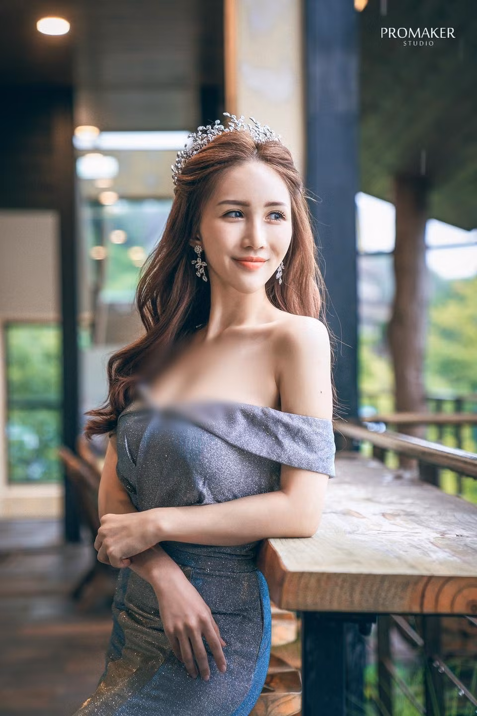 Theo tìm hiểu, Hoa Hoa cũng là một trong những hot girl gợi cảm có tiếng, cô nàng còn nằm trong danh sách những người mẫu JKF có địa vị.