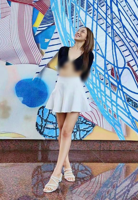 Ngay sau đó, những hình ảnh hot girl Hoa Hoa thản nhiên "thả rông" vòng một với thiết kế hở chân ngực, khoe dáng vóc bốc lửa của mình cũng được đính kèm.