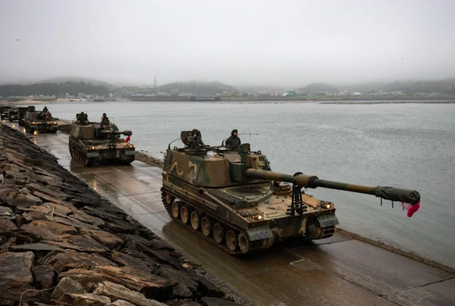 Pháo tự hành K9 Thunder (Thần Sấm) được Hàn Quốc bắt đầu nghiên cứu chế tạo nhằm bổ sung và thay thế pháo tự hành K55 155mm (biến thể từ M109 của Mỹ) để đối đầu với giàn pháo đông đảo nhất thế giới của Triều Tiên. Ảnh: Bloomberg.