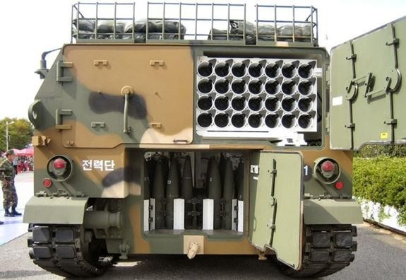 Ngoài vũ khí chính, tháp pháo của K9 còn được trang bị một súng máy để tăng cường khả năng phòng không và phòng thủ tầm gần. Có cơ số đạn chiến đấu 48 viên, K9 sở hữu quy trình nạp đạn pháo hoàn toàn tự động với tốc độ bắn của nó có thể lên tới 6 phát/phút với 2 nạp đạn viên. Ảnh: Army Recognition.