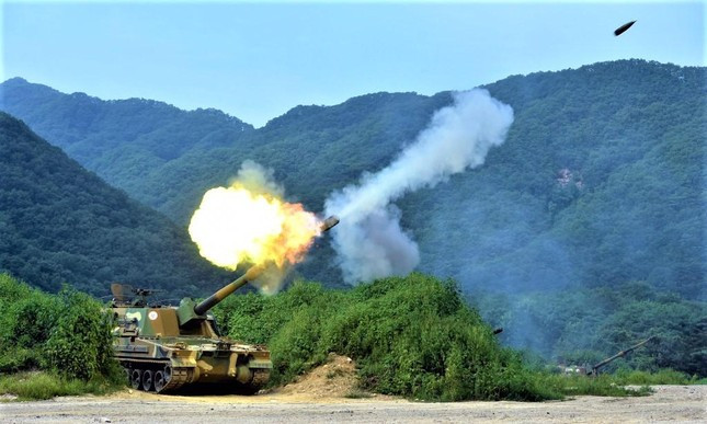 K9 Thunder có trọng lượng 50-53 tấn tùy phiên bản; dài 12m; rộng 3,4m; cao 2,73m; kíp xe năm người, gồm chỉ huy, lái xe, pháo thủ và hai nạp đạn viên. Vũ khí chính của hệ thống là một lựu pháo có cỡ nòng 155 mm. Ảnh: thaimilitaryandasianregion.wordpress.com.