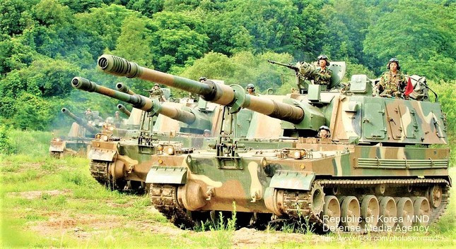 K9 do công ty Samsung Techwin sản xuất, sử dụng khung gầm xe tăng M1 của Mỹ, động cơ diesel MTU 881 Ka-500 8 xi lanh, làm mát bằng nước, công suất 1.000 mã lực (735 kW) và hộp số tự động XI 100 4AZ với 4 số tiến và hai số lùi, cho phép xe pháo di chuyển trên đường nhựa với tốc độ tối đa 67 km/h, tầm hoạt động lên tới 480 km. Ảnh: BQP Hàn Quốc.