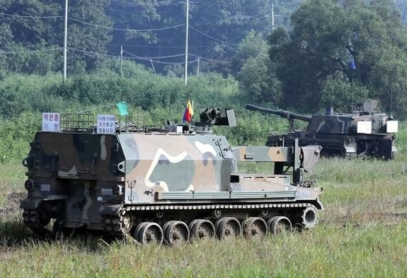 Với giá thành 10 triệu USD (kèm xe tiếp đạn K-10), 4-6 triệu USD chỉ riêng pháo, K9 đang là một trong những vũ khí đắt khách của Hàn Quốc nhờ các tính năng chiến-kỹ thuật đỉnh cao cũng như giá cả tương đối hợp lý. Ảnh: Army Recognition.