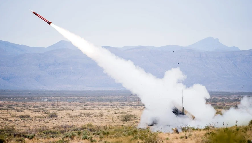 NATO không nêu thông tin cụ thể về tiến trình xây dựng cơ sở sản xuất mới hoặc cung cấp tên lửa mới, tuy nhiên nhấn mạnh: "COMLOG sẽ mở rộng năng lực sản xuất tên lửa Patriot chiến thuật (GEM-T) ở châu Âu". Ảnh: Raytheon.