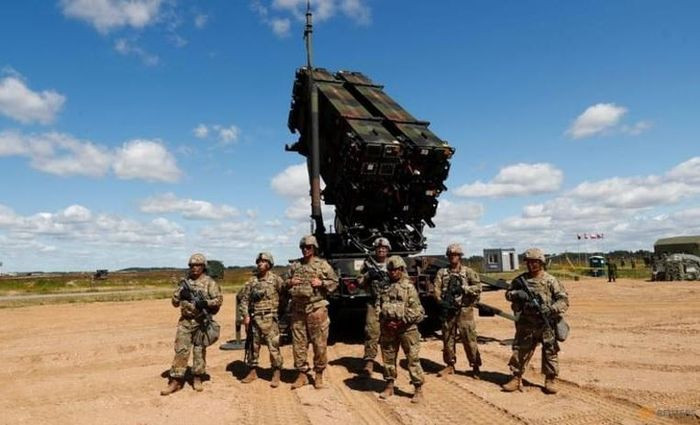 NATO nhấn mạnh, thông qua hợp đồng này, NSPA cho phép các quốc gia sử dụng PATRIOT tận dụng những lợi ích đáng kể. Việc mua sắm hợp nhất đa quốc gia, theo tinh thần của Sáng kiến “Lá chắn bầu trời” châu Âu, mang lại lợi thế kinh tế về quy mô và hỗ trợ mở rộng năng lực sản xuất tên lửa GEM-T mới để đáp ứng nhu cầu ngày càng tăng. Ảnh: Millitanyr.