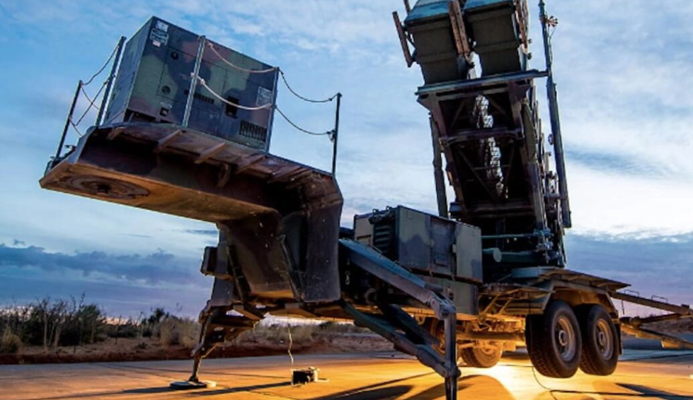 Hợp đồng này là một trong những bước đi cụ thể đầu tiên của Sáng kiến “Lá chắn bầu trời” châu Âu (ESSI, “Sky Shield”) do Đức dẫn đầu, theo đó các nước EU ký kết cùng nhau mua các hệ thống phòng không, bao gồm cả tên lửa phòng không Patriot. Patriot - hiện đang được sử dụng ở Ukraine - được sử dụng để chống lại tên lửa hành trình, tên lửa đạn đạo và máy bay. Ảnh: Millitanyr.