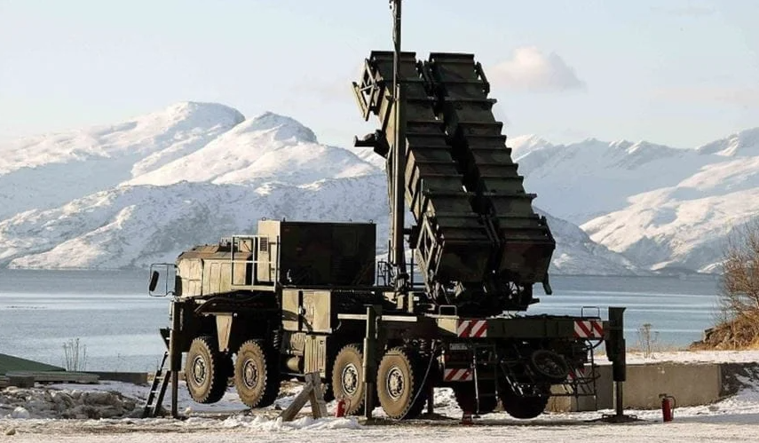 Theo Defense News, vào tháng 12/2023, Bộ Quốc phòng Romania được cho là đã đệ trình yêu cầu lên Quốc hội về việc mua 200 tên lửa PAC-2 GEM-T cho các bệ phóng Patriot trong nước. Hiện vẫn chưa rõ liệu thương vụ này có liên quan đến đơn đặt hàng trị giá hàng tỷ USD mà NATO công bố hay không. Ảnh: Raytheon.